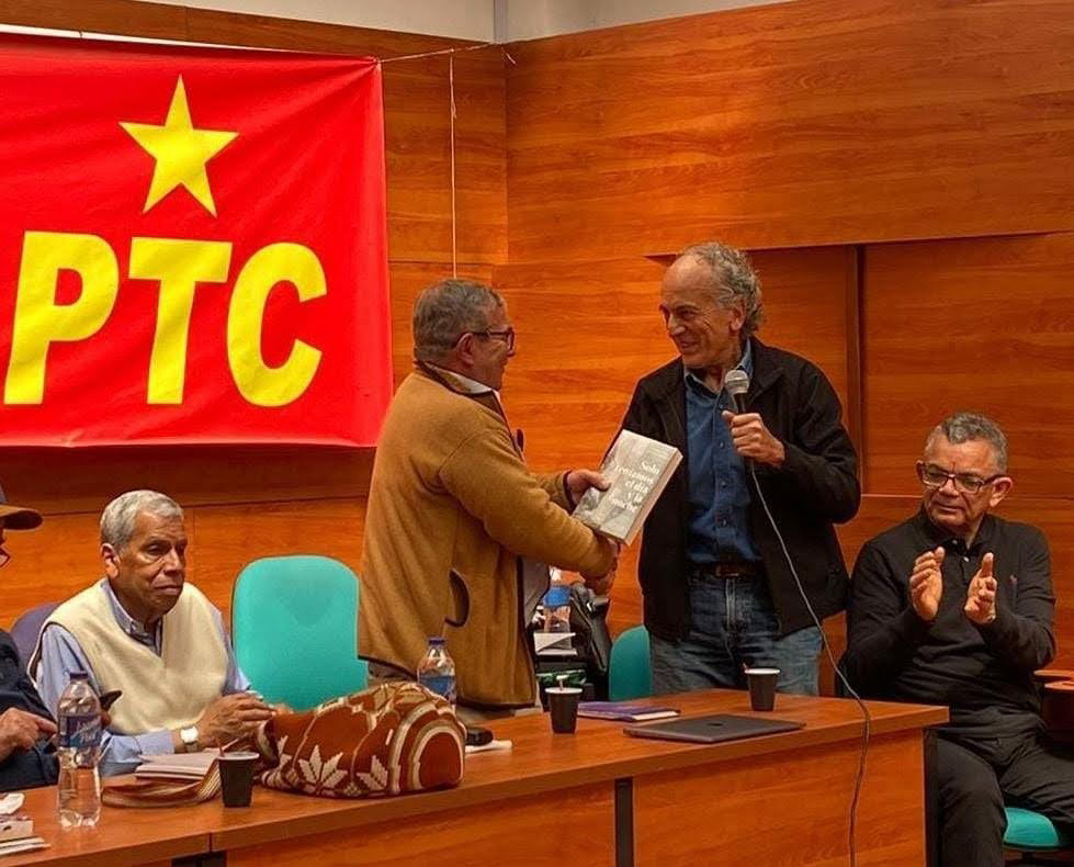 Entre los saludos al Congreso se recibió el del partido Comunes por parte de su máximo líder, Rodrigo Londoño, quien reconoció la trayectoria del PTC. Le fue entregado el libro de los testimonios de los descalzos.